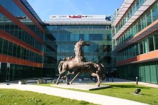 Insignis deschide un showroom de mobilă de designer la parterul unei clădiri de birouri din complexul Bucharest Business Park