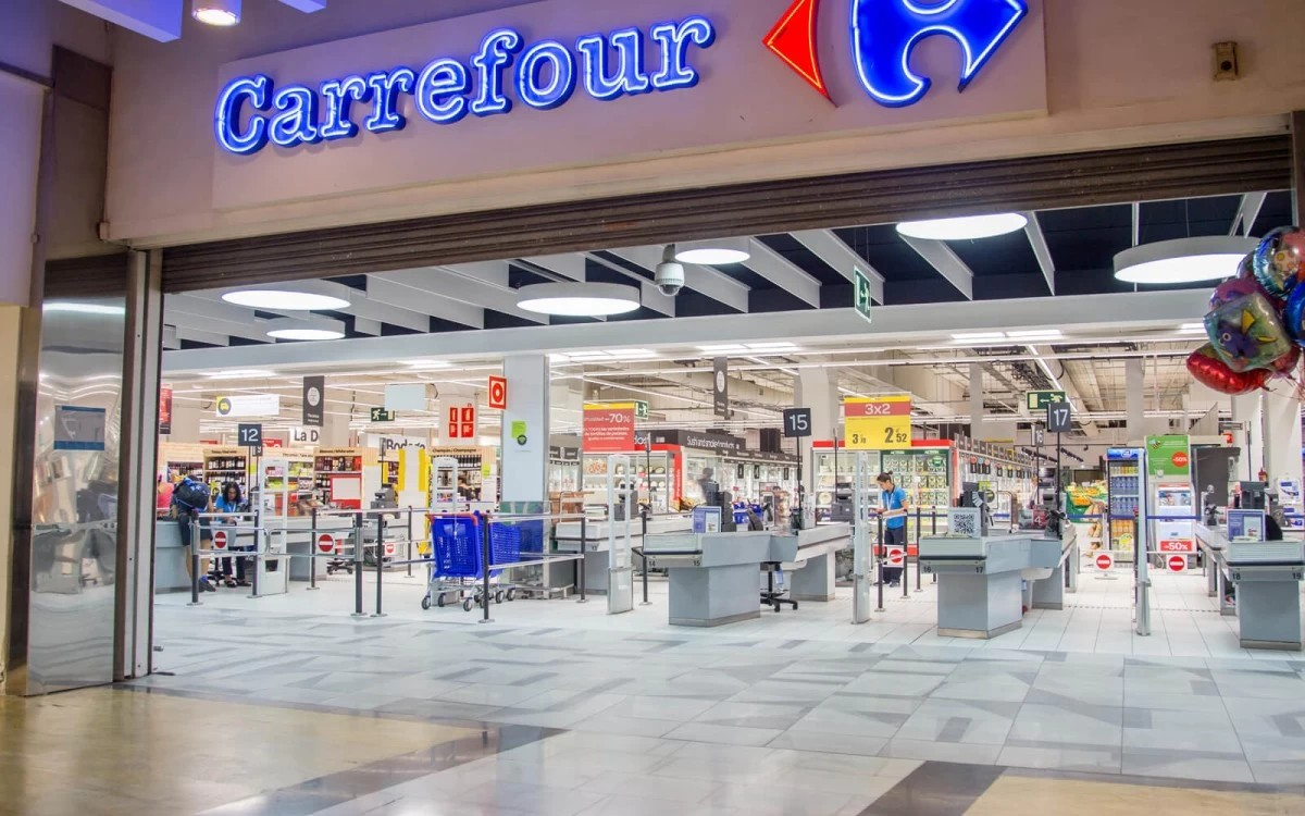Pavăl Holding își extinde imperiul: ofertă strategică pentru Carrefour România și impact asupra imobiliarelor comerciale