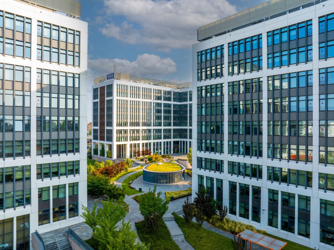 Evoke își consolidează prezența la Business Garden Bucharest prin prelungirea contractului cu 2.500 m² de birouri, tranzacție intermediată de Colliers